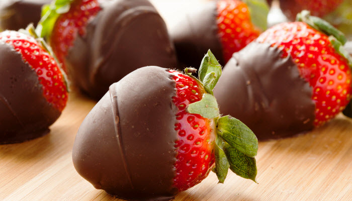 How to Make Chocolate Covered Strawberries • The Heirloom Pantry