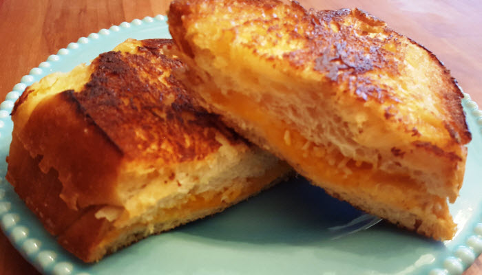 https://thejewishkitchen.com/wp-content/uploads/2016/10/challah-grilled-cheese.jpg