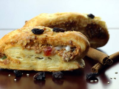 almond strudel with raisins