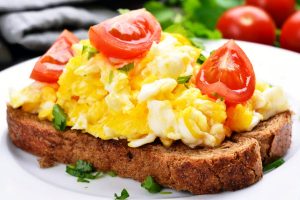 scrambled eggs with tomato and cheese