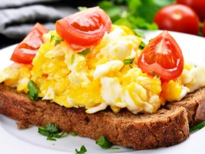 scrambled eggs with tomato and cheese