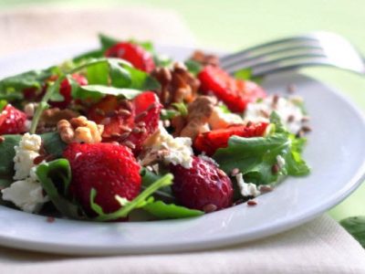 spinach salad with strawberries and goat cheese